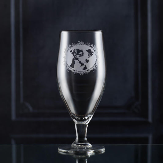 Engraved glass illustrated with a Terrier surrounded by leaves in a garland shape