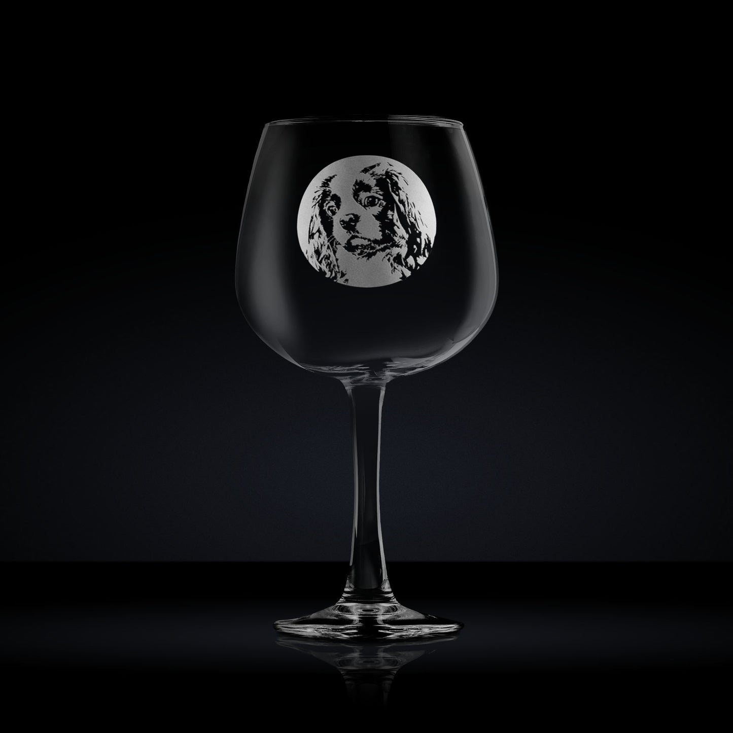 Balloon gin glass engraved with a king charles spaniel dog