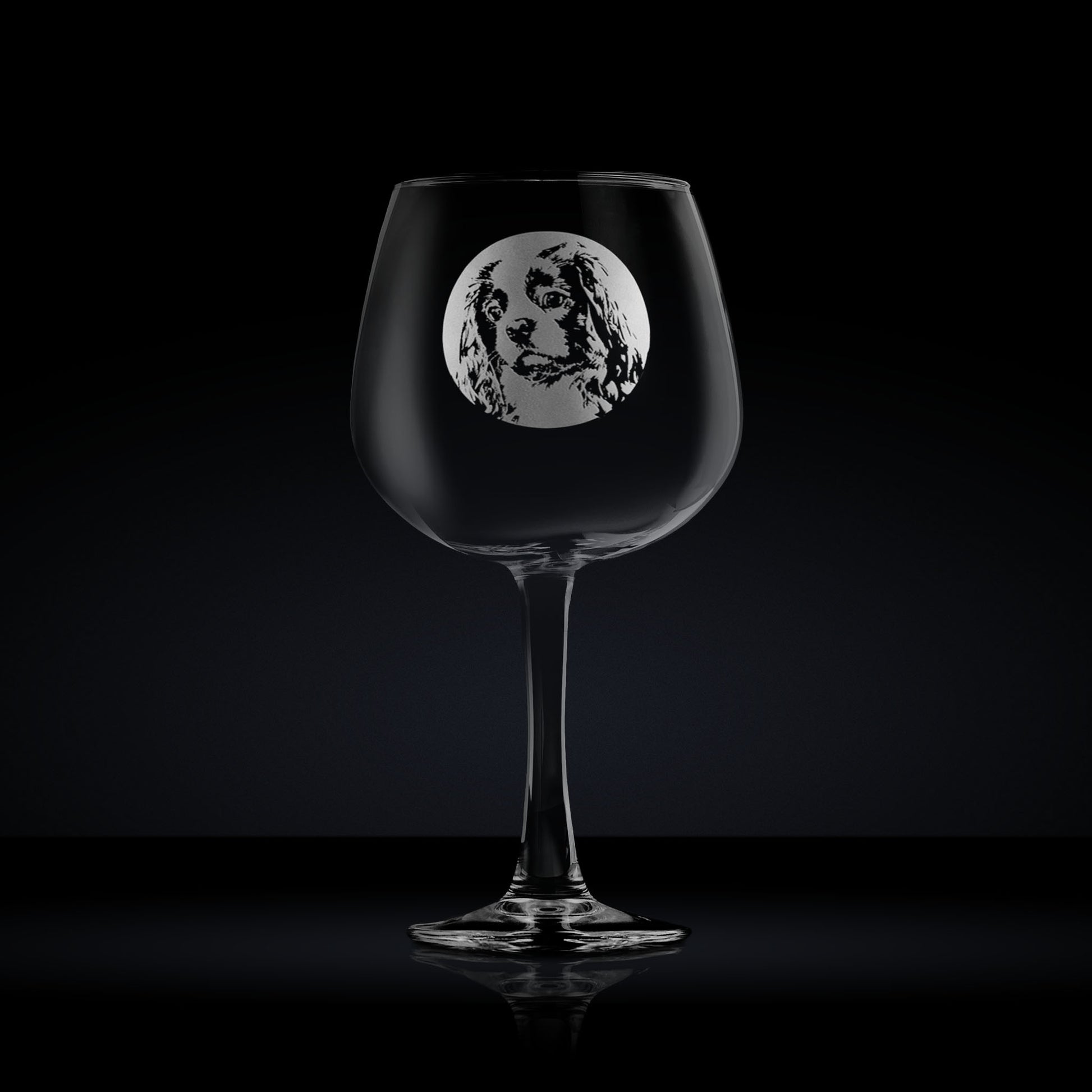 Balloon gin glass engraved with a king charles spaniel dog