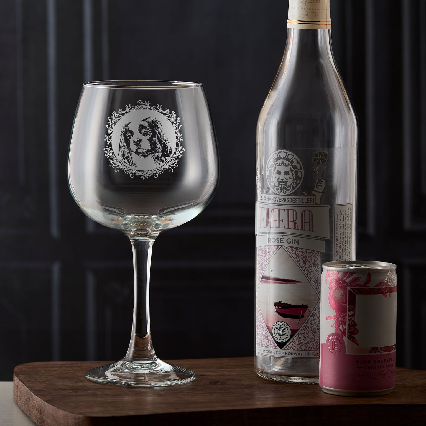 Engraved Cavalier King Charles Spaniel gin glass showing the dog facing slightly left within a leafy garland, hand-engraved in Scotland by Just The Ticket