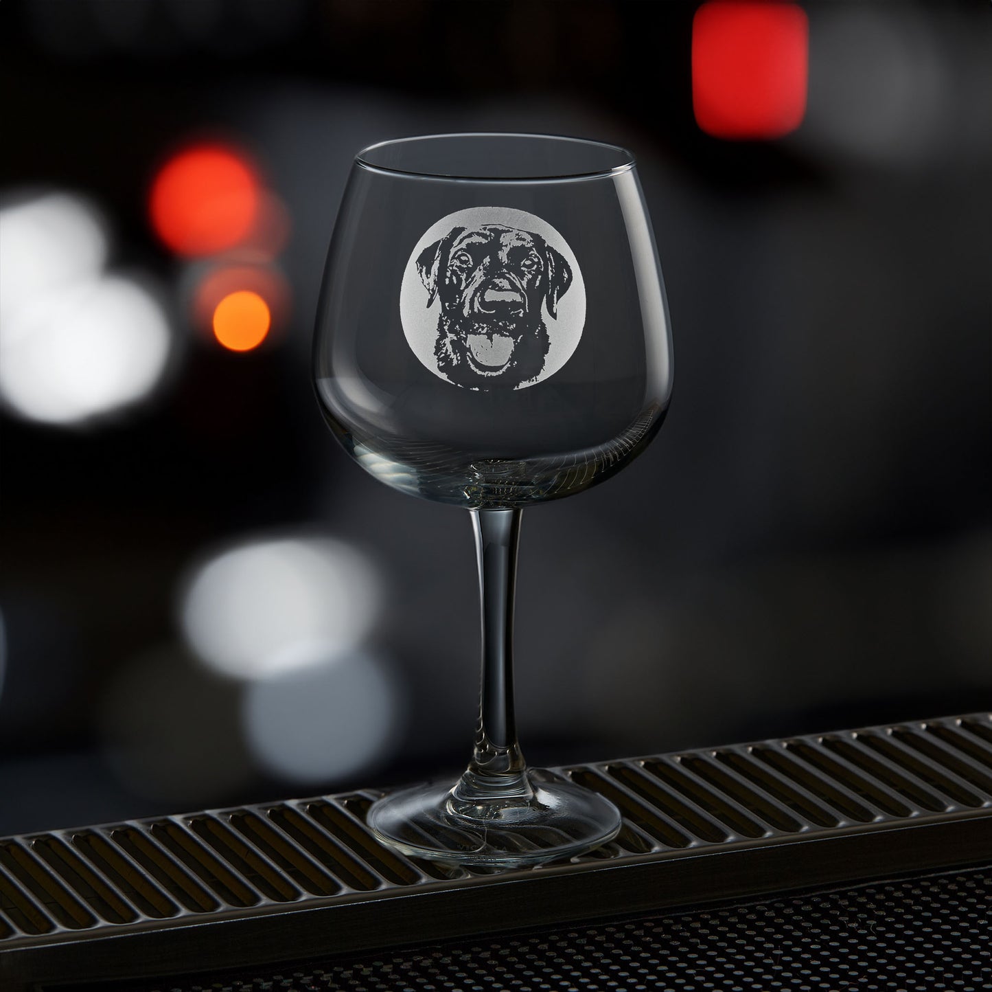 Balloon gin glass engraved with a labrador dog