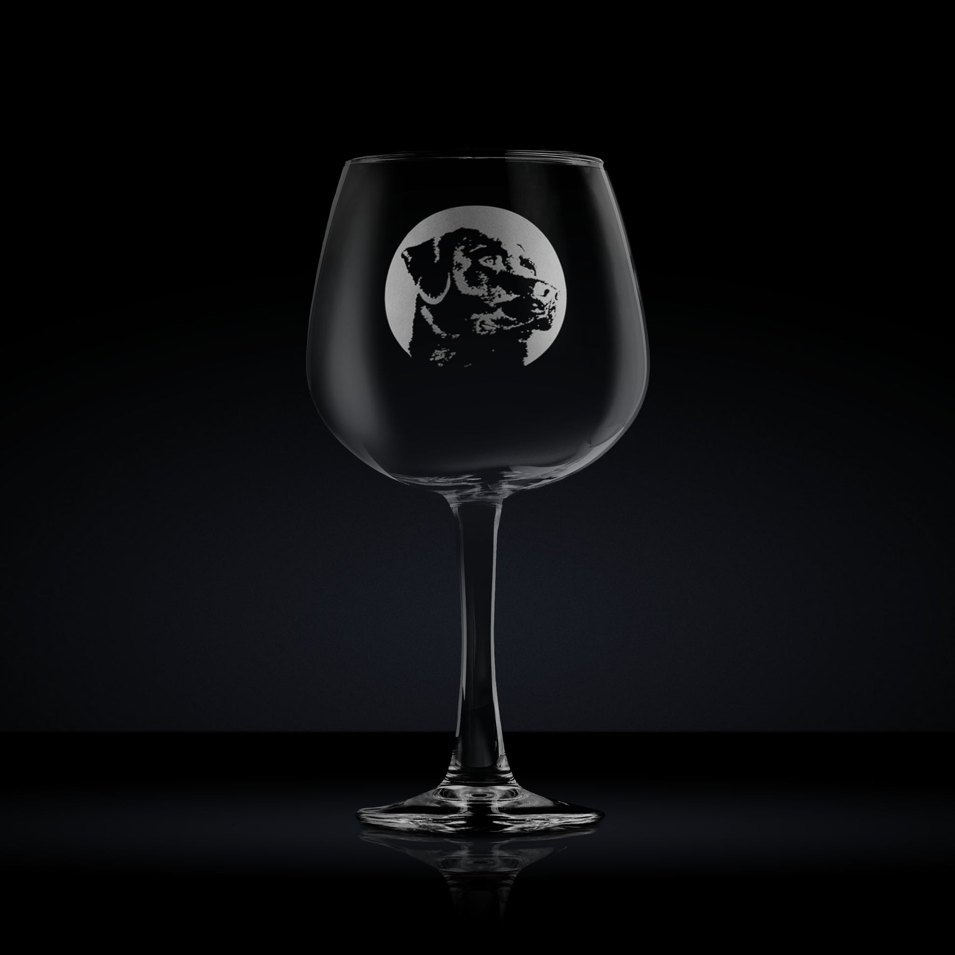 Balloon gin glass engraved with a labrador dog