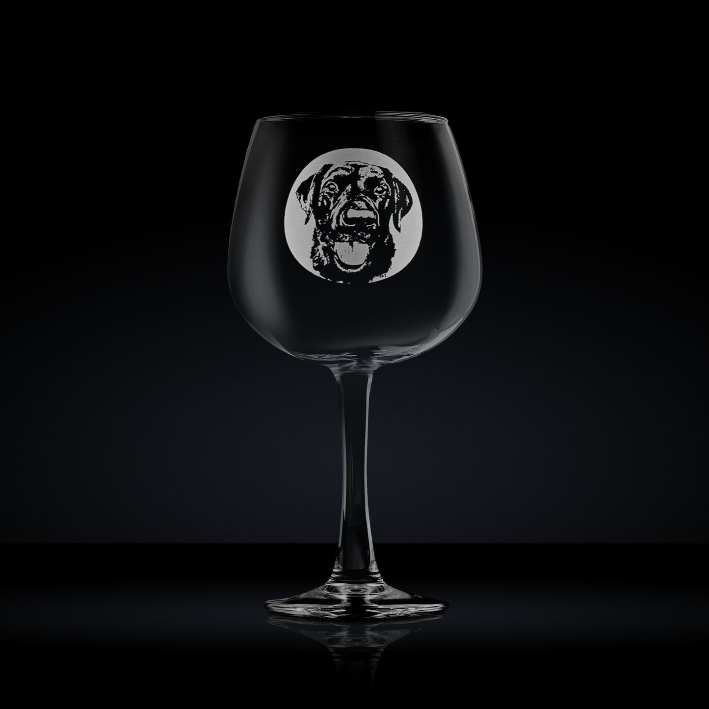 Balloon gin glass engraved with a labrador dog