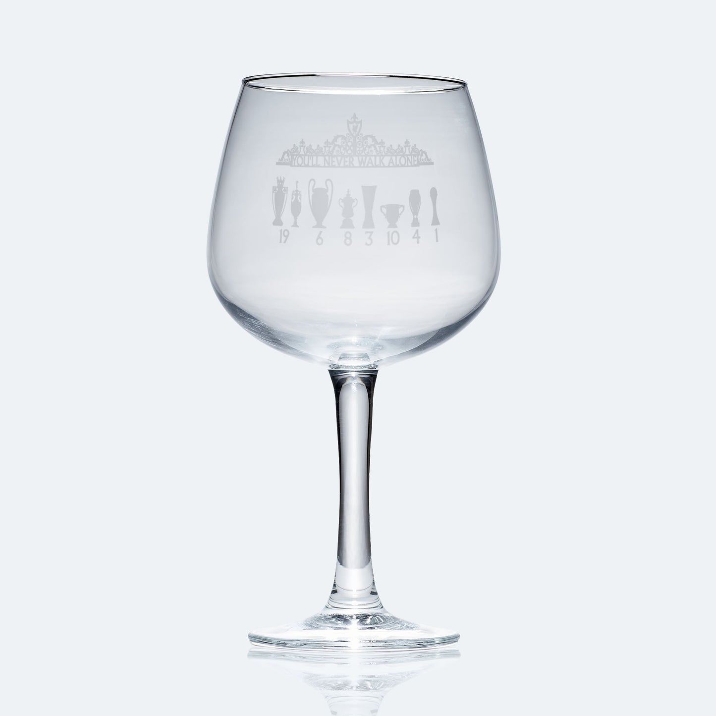 engraved gin glass etched with the LFC shankly gates and football trophy design