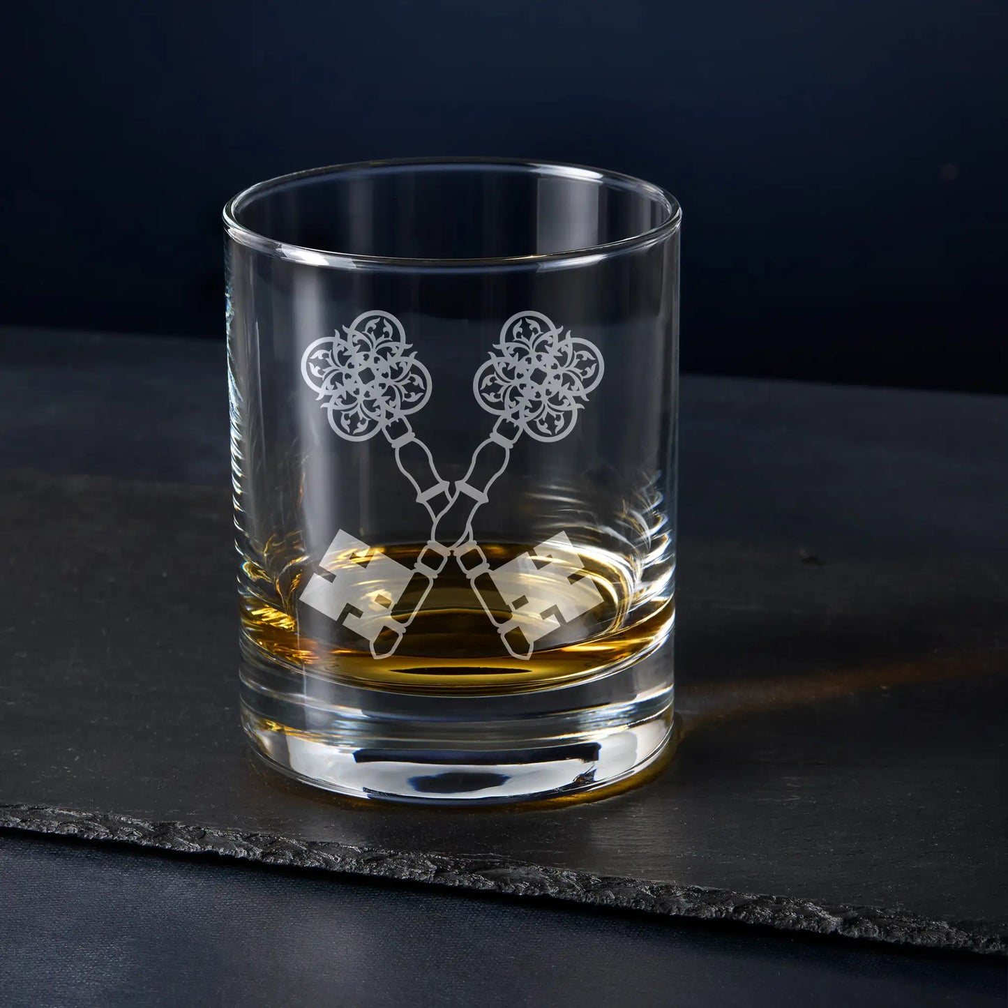 Treasurer whisky glass with Masonic jewel – Irish or Scottish Constitution