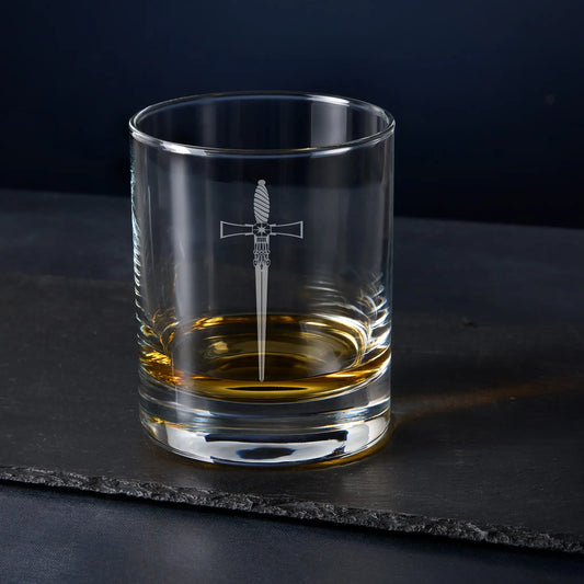 Tyler whisky glass – Masonic collar jewel engraving on black background