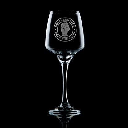 Engraved wine glass with Northern Soul clenched fist in a circular design with “Keep the Faith” engraving