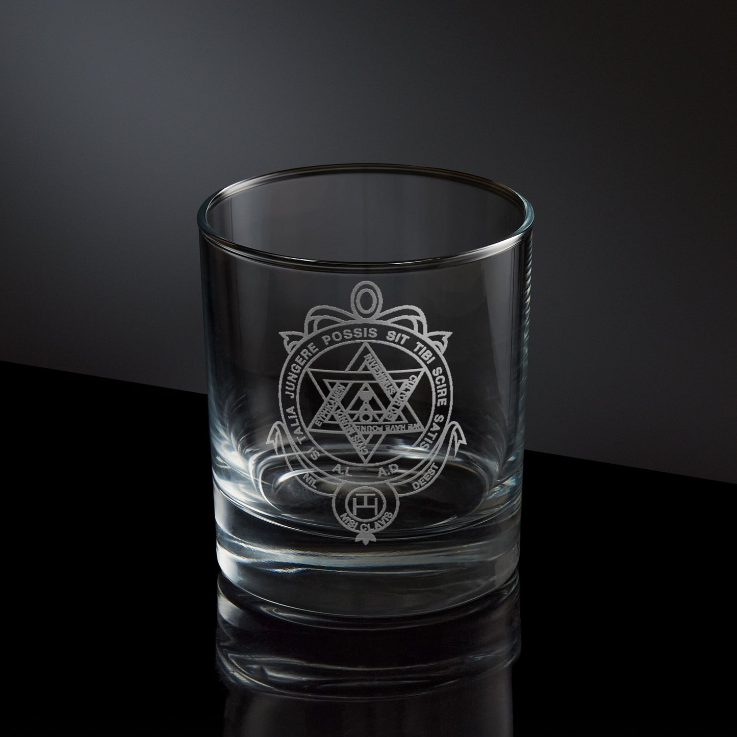Engraved whisky glass featuring the Royal Arch Companions Breast Jewel, English constitution