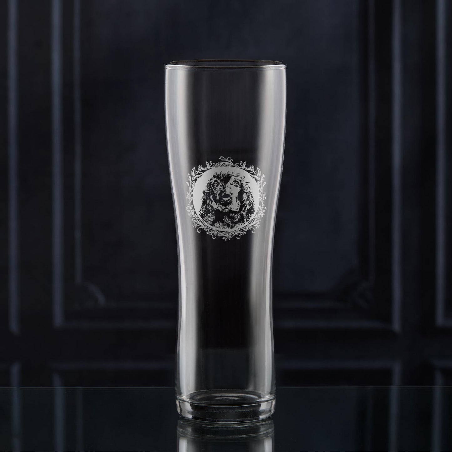 Engraved Show Cocker Spaniel pint glass with a spaniel portrait framed by a leafy garland, hand-engraved in Scotland by Just The Ticket.