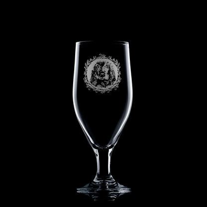 Engraved Show Cocker Spaniel stemmed beer glass showing a portrait framed by a leafy garland, crafted in Scotland by Just The Ticket.