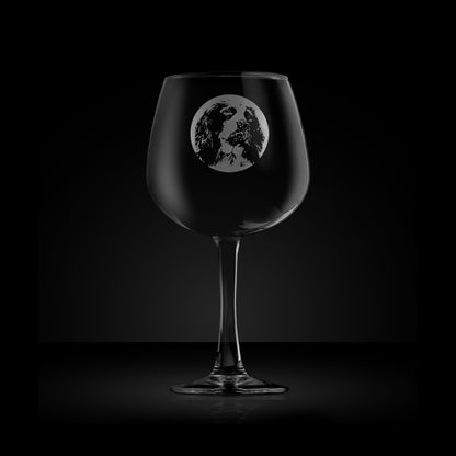 etched balloon gin glass engraved with a portrait of an english springer spaniel dog