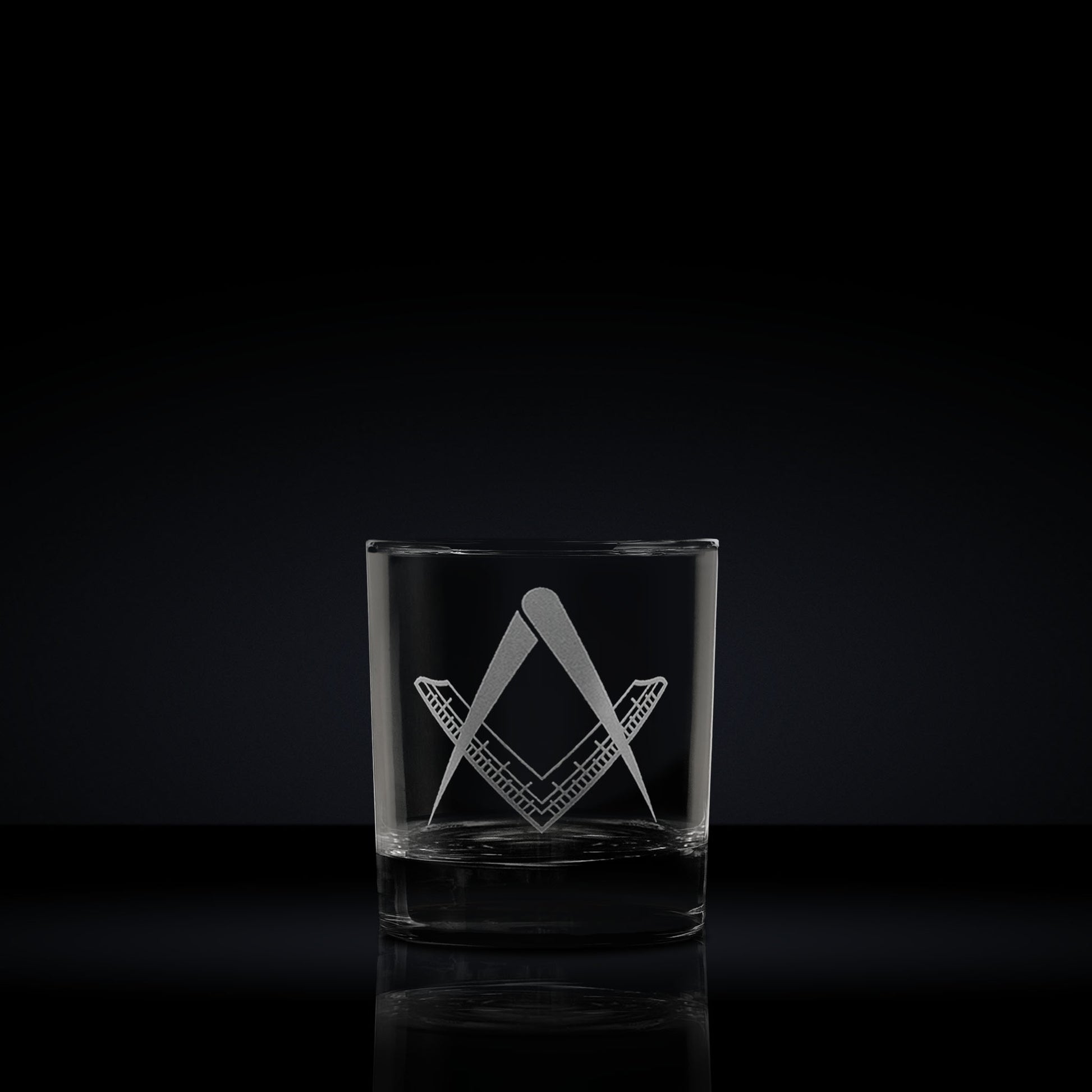 Masonic whisky glass engraved with a 3rd degree square and compass