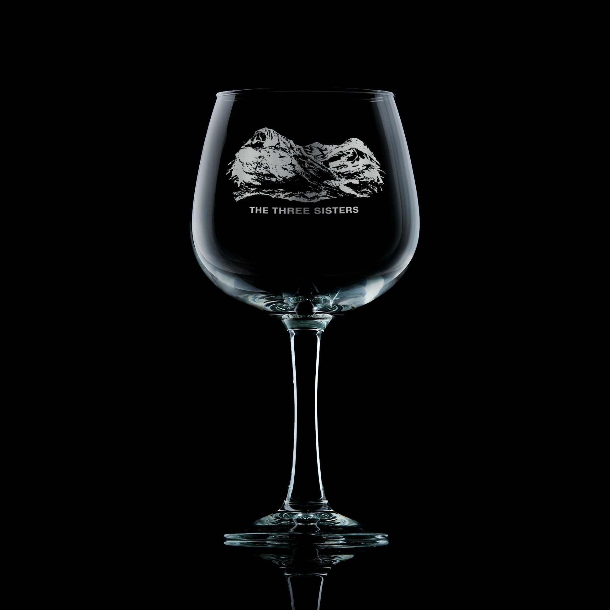 ballooon gin glass engraved with scottish mountains