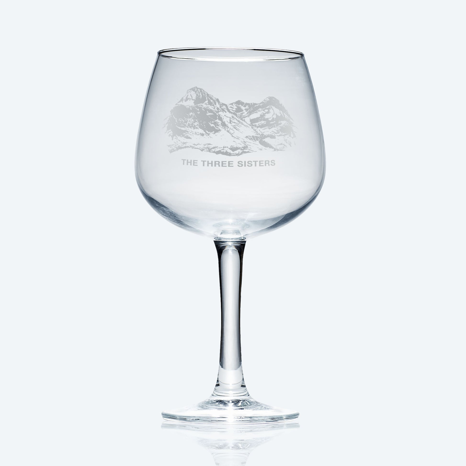 ballooon gin glass engraved with the three sisters mountain in Glencoe